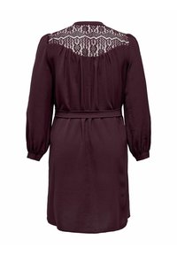 Vinröd klänning med långa puffärmar, en texturerad tyg, spetsdetaljer vid baksidan av yoken och ett matchande bälte vid midjan.