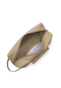Borsa a tracolla sintetica beige con chiusura a zip, tasca interna e manico corto. Texture liscia con dettagli cuciti.