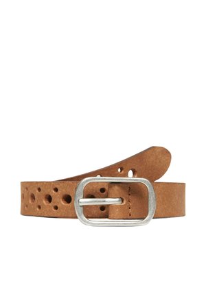 Ceinture en cuir marron avec boucle rectangulaire argentée et plusieurs perforations rondes tout au long, sur fond blanc.