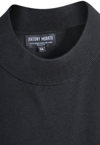 Crni pleteni pulover od mješavine vune s rebrastim ovratnikom i oznakom "Antony Morato" koja označava iznimno mekani materijal i standardni kroj, veličina srednja.