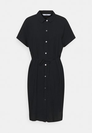 Robe-chemise noire longueur genou avec manches courtes, boutons sur le devant, col et ceinture à nouer à la taille.