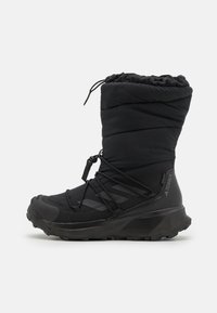 Sorte isolerede vinterstøvler med et quiltet skaft, elastisk snøresystem, struktureret gummisål og forstærket tåhætte. Branding på siden.