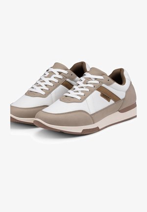 Weiße und beige Sportschuhe mit einem strukturierten Mesh-Obermaterial, glatten Lederakzenten, runder Zehenpartie und Schnürsenkeln; mit einem braunen seitlichen Streifen.