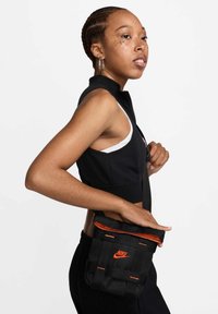 Nike Sportswear - SPORTSWEAR - Geantă crossbody - black orange Imagine miniatură 1