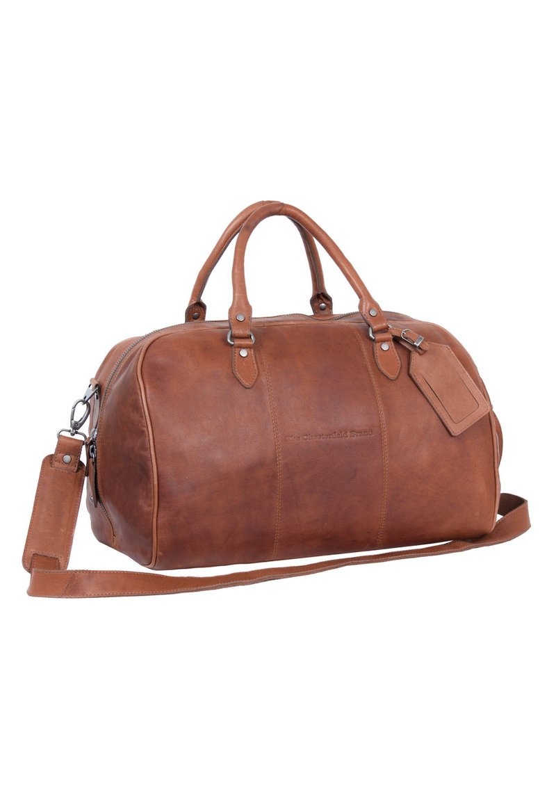 Borsa da viaggio in pelle marrone con forma curva, manici superiori, tracolla regolabile, chiusura con zip e dettagli con etichetta per bagagli.