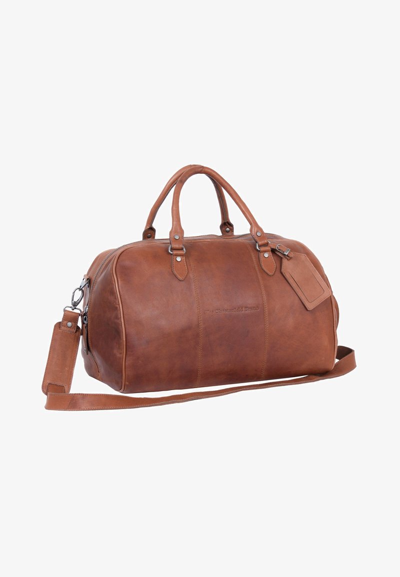 Borsa da viaggio in pelle marrone con forma curva, manici superiori, tracolla regolabile, chiusura con zip e dettagli con etichetta per bagagli.