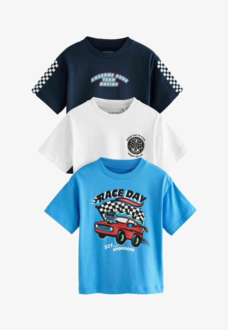 Tre kortærmede t-shirts: marineblå med tekst og ternet design, hvid med rund grafik og blå med racerbils grafik og tekst.