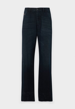 Mørkeblå jeans med lige ben, bæltestropper, en knap foran, lynlås og sidelommer, vist mod en ensfarvet hvid baggrund.