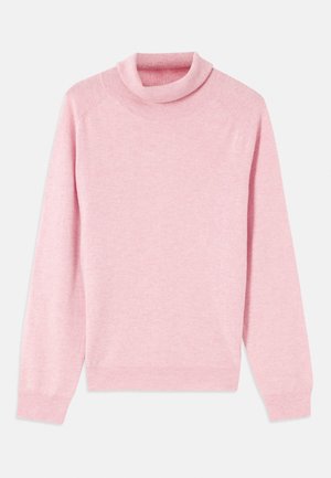 Lys rosa høyhalset genser laget av myk stoff, med lange ermer, ribbete krage og mansjetter, samt en enkel, glatt tekstur.