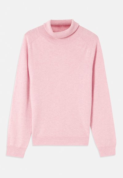Maglione a collo alto rosa chiaro realizzato in tessuto morbido, con maniche lunghe, colletto a coste e polsini, dalle linee semplici e dalla superficie liscia.