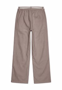 Pantalon large taupe avec taille élastique, passants pour ceinture et sans poches visibles, vu de dos sur fond blanc.