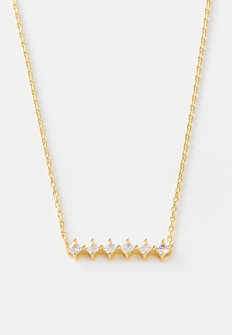 Collana con pendente in oro caratterizzato da una fila orizzontale di sei pietre trasparenti sfaccettate, sospesa su una delicata catena.