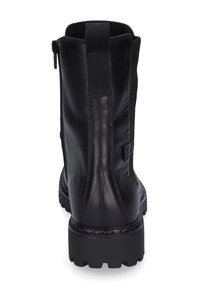 Černá kožená kotníková bota s elastickými bočními panely, kulatou špičkou, robustní gumovou podrážkou a viditelnými švy. Zadní pohled ukazuje zip.