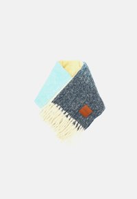 Écharpe tricotée avec un design en blocs de couleurs bleu, gris et jaune. Présente des franges gris clair et une étiquette en cuir marron. Texture douce.
