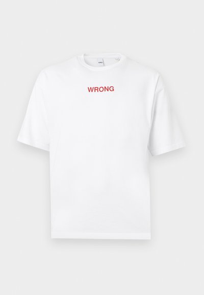 T-shirt blanc à manches courtes et col rond avec le mot « WRONG » imprimé en lettres capitales rouges au centre de la poitrine.