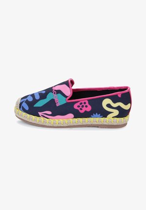 Slip-On-Espadrille mit mehrfarbigen abstrakten Mustern auf marineblauem Stoff, rosa Besatz, gelber, gestickter Jutsohle und Gummiboden.