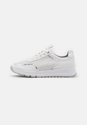Trainers - white