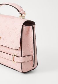 Borsa a tracolla in pelle rosa con design strutturato, dotata di manico superiore, dettagli in oro e bordo nero a contrasto.
