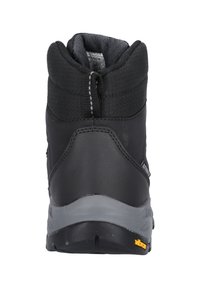 Botte de randonnée imperméable noire avec une tige en tissu texturé et une semelle en caoutchouc gris renforcé. Les caractéristiques comprennent un collier rembourré et des éléments en métal contrastants.