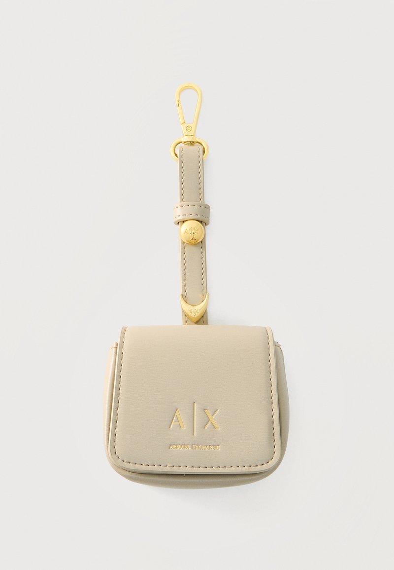 Μπεζ θήκη Armani Exchange με χρυσό λογότυπο και χρυσό κούμπωμα σε αντίστοιχο λουράκι σε λευκό φόντο.