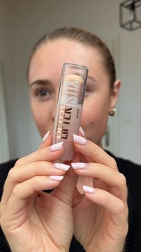 Lifter Stix Mehrzweck-Gesichtsstick in einer klaren Tube mit einer sanften rosa Farbe. Das Produkt hat auffälligen Text und eine abgerundete Spitze, die eine glatte Textur zeigt.