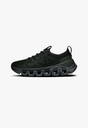 Chaussure de sport noire avec dessus en maille texturée, fermeture à lacets et semelle coussinée segmentée pour le soutien et la flexibilité, vue de côté.