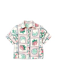 Chemise à manches courtes avec fermeture à boutons, présentant un motif floral et géométrique de carrés en rose, vert et bleu sur un fond crème.