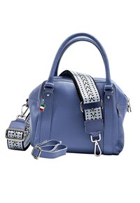 Sac à main en cuir bleu clair avec double poignées et bandoulière amovible. Il présente une sangle à motif zigzag, des accessoires en métal argenté et une fermeture éclair.
