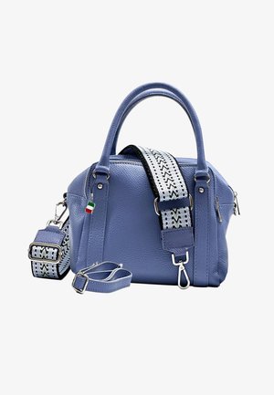 Lichtblauwe leren handtas met dubbele handvatten en afneembare schouderriem. Voorzien van een zigzag patroonriem, zilveren hardware en ritssluiting.