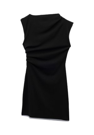 Vestido negro sin mangas con tejido drapeado, que presenta una textura suave y un corte asimétrico, enfatizando líneas fluidas y un diseño minimalista.