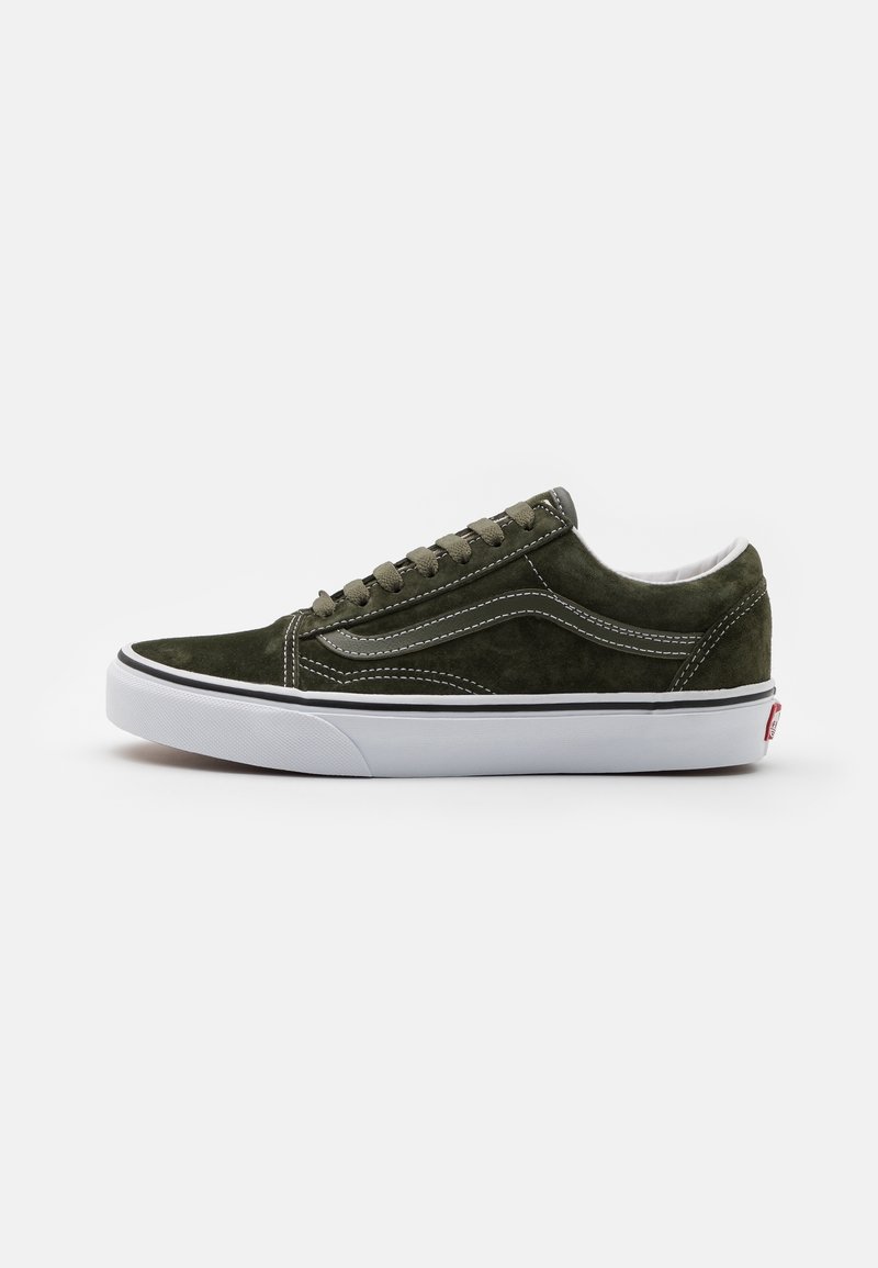 Baskets en nubuck vert olive avec semelle en caoutchouc blanc et accents noirs, présentant un design cousu et des lacets plats. Vue de profil.