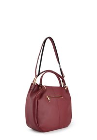 Sac à main en cuir bordeaux avec une surface texturée, deux poignées et une bandoulière amovible. Comprend une poche zippée à l'avant avec une quincaillerie dorée.