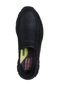Zapato negro tipo slip-on hecho de cuero texturizado con plantilla acolchada. Presenta un diseño transpirable y una plantilla de espuma viscoelástica para mayor comodidad.
