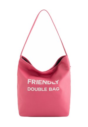 Rosa Schultertasche aus glattem Material, mit geschwungener Form und einem großen weißen Druck, der "FRIENDLY DOUBLE BAG" liest.