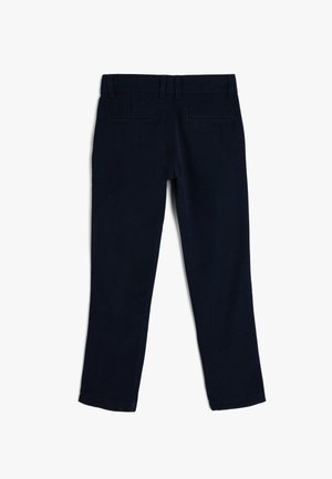Granatowe spodnie o prostym kroju, wykonane z miękkiego materiału, z dwoma tylnymi kieszeniami i paskami, o gładkiej fakturze.