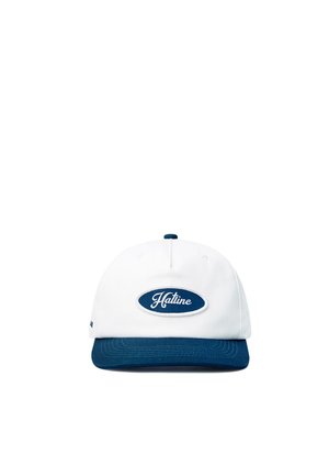 Hvid baseballkasket med en mørkeblå skygge og en oval logopatch, der har teksten "Hatline" i hvid skriftskrift.