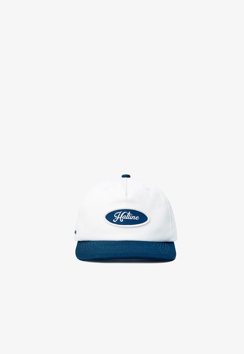 Casquette de baseball blanche avec une visière bleu foncé et un patch logo ovale indiquant "Hatline" en écriture manuscrite blanche.