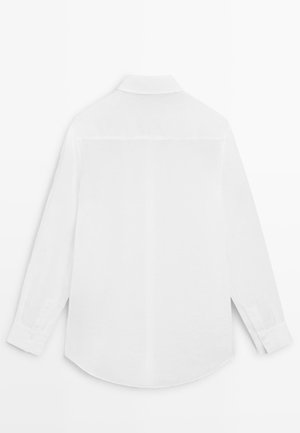 Biała, koszula z długim rękawem z mankietami na guziki, pokazana od tyłu na jednolitym białym tle.