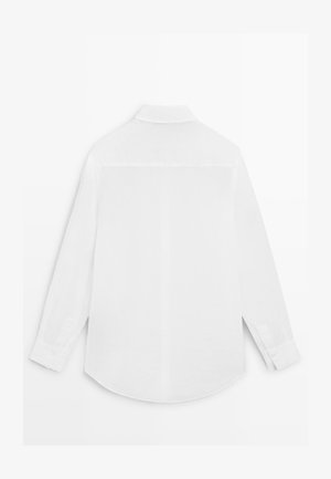Weißes Hemd mit langen Ärmeln und geknöpften Manschetten, von hinten auf weißem Hintergrund gezeigt.