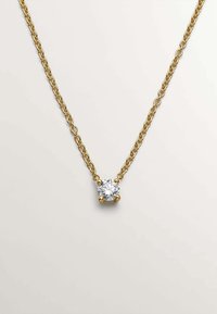 Collar de cadena de oro con un colgante de diamante redondo sostenido por cuatro garras, que presenta una textura suave y un diseño clásico.