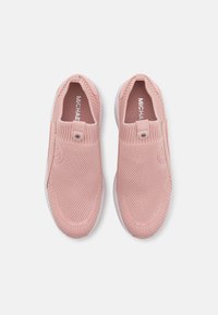 Roosa kudumistega slip-on sneakers, millel on tekstureeritud üleosa, valge kummitald, silmusknitiga krae ja peene brändimisega küljepeal.