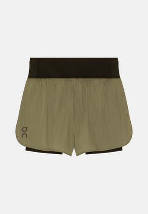 Pantaloni scurți atletici verde măsliniu deschis, cu talie lată neagră și strat interior, având un mic logo pe partea stângă din față.