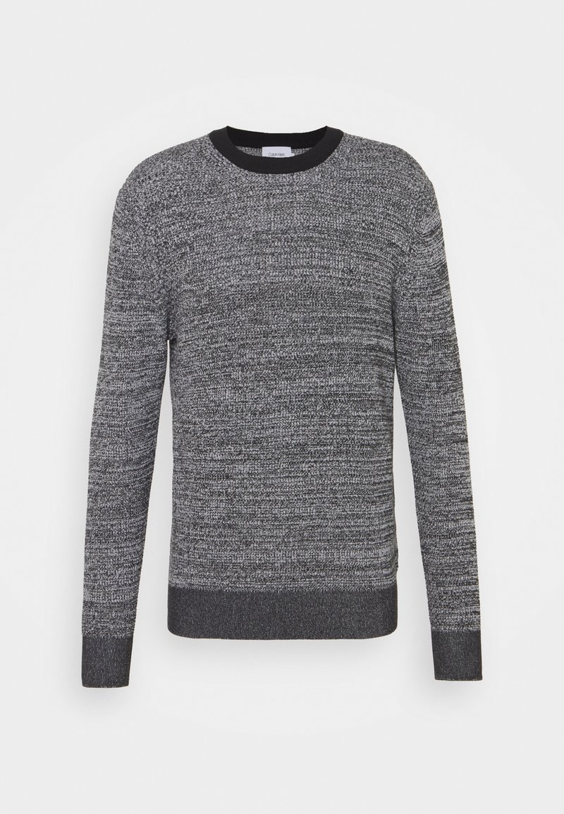 Pull gris en maille avec un motif texturé, encolure ronde noire et manches longues. Comprend une bande unie foncée au niveau de l'ourlet et des poignets.