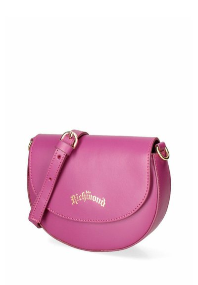 Borsa a tracolla in pelle rosa con design curvo, tracolla regolabile e logo in oro "Richmond" stampato sul fronte.