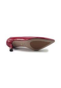 Stiletto de piele patent roșie cu vârful ascuțit, evidențiind un design elegant și un toc subțire negru; talpă din cauciuc texturat cu branding.