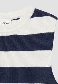 Marineblau- und weiß gestreifter Rippstoff mit rundem Ausschnitt. Mit dem Markenlabel "s.Oliver" auf dem Kragen eingestickt.