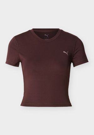 T-shirt de sport bordeaux à manches courtes, cintré, avec col rond et petit logo Puma sur le côté gauche de la poitrine sur fond blanc.