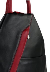 Sac en cuir noir avec des accents et des coutures rouges. Il présente un design élégant, une texture lisse et un détail en métal.