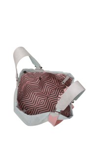 Sac en toile avec un extérieur gris doux et des accents roses. L'intérieur présente un motif géométrique en noir et rose. Doté de bretelles ajustables.