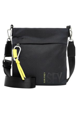 Sac bandoulière noir texturé avec sangle ajustable, fermoir argenté, tirette en cuir jaune et métal, étiqueté SURI FREY.